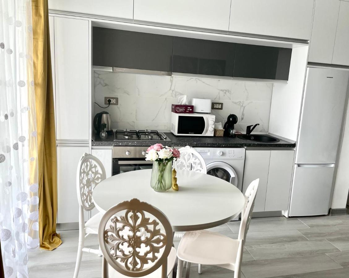 Dominic 2 Beds 1 Sofa Parking Pool Apartament By Alezzi Nord10 Apartment Navodari Exterior photo