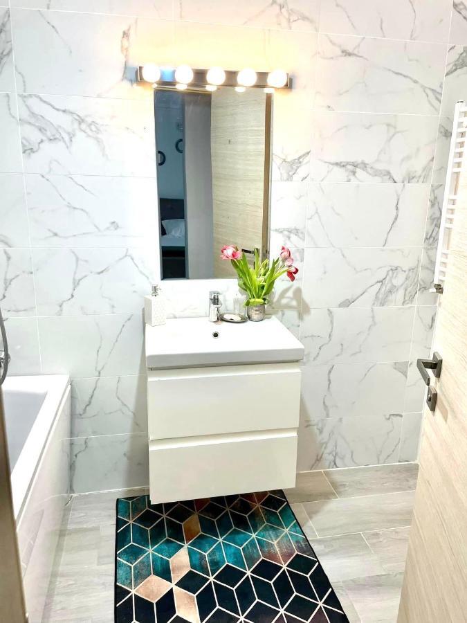 Dominic 2 Beds 1 Sofa Parking Pool Apartament By Alezzi Nord10 Apartment Navodari Exterior photo